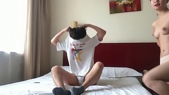 一对中国情侣在旅馆房间里分享亲密时刻