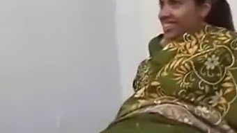 印度少女与两个男人在印度狂欢中享受三人行