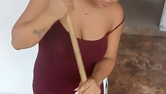 我的妻子在我打扫房子时给我一个幽默的口交