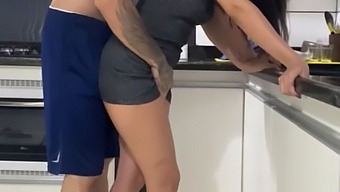 厨房性爱与我的妻子:镜头捕捉到的热辣邂逅