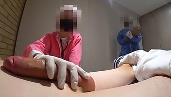 日本医院工作人员探索男性生殖器并提供口交快感