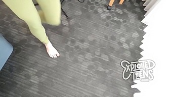 一个苗条的19岁女孩穿着瑜伽裤,给了一个性感的口交。