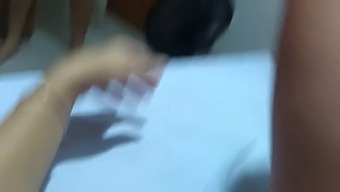 被操的丈夫用嘴清洁妻子的阴道并喝尿