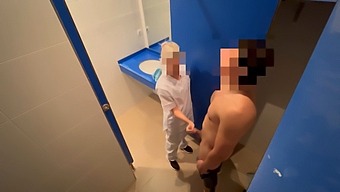 我抓住一个健身清洁工在打飞机,她给我口交,让我射完精液