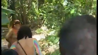 团体郊游导致了海滩派对和狂野的性爱