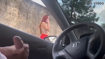 在公车站采访美女进行街头调查