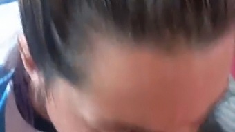 金发女人沉迷于口交和精液消费