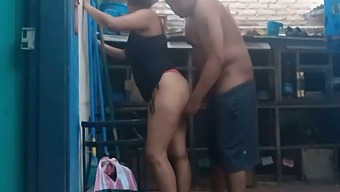 无法控制的冲动导致继母在洗衣服时的亲密接触