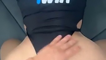 肌肉男用大阴茎在高清中满足年轻女子