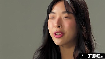 深色头发美女elle Lee的独自女性自慰和高潮之旅