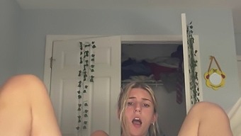 天真的18岁女孩在垂直60fps视频中进行独自的快感。
