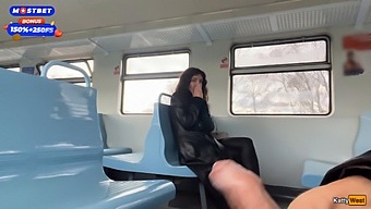 凯蒂·韦斯特在火车上公开射精是一个恋物癖的梦想成真。