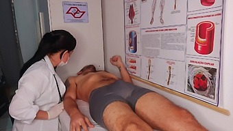 男孩在护士面前无意中硬了起来。