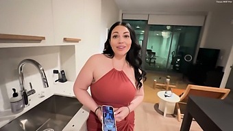 一个火辣的女人把她的朋友介绍给了她的儿子,事情很快就变得火热起来。